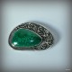 Srebrna broszka z zielonym kamieniem malachitem