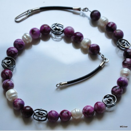 Naszyjnik z fioletowym kamieniem sugilitem i perłami