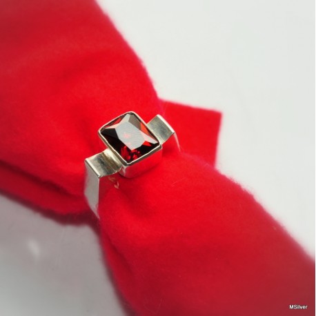 Srebrny pierścionek z czerwoną cyrkonią