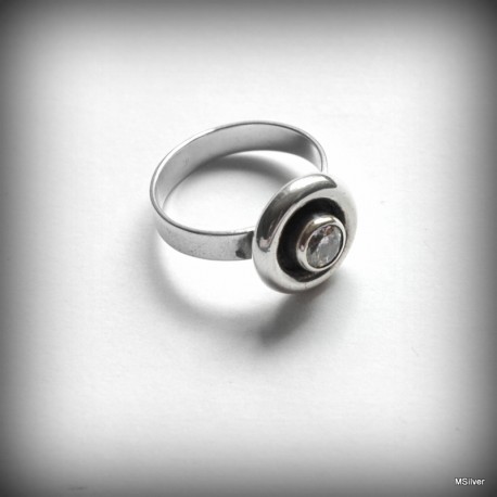 Srebrny pierścionek z przeźroczystą cyrkonią