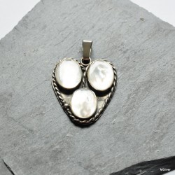 44. Srebrny wisiorek w kształcie serca z masą perłową 