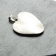 Srebrny wisiorek w kształcie serca z masą perłową 