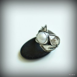 Srebrny pierścionek z perłą ozdobioną listkami