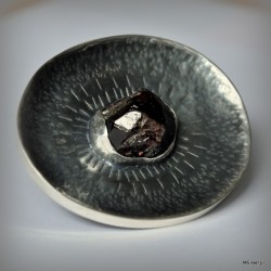 28. Srebrny  pierścień "meteoryt" z granatem