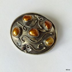 56. Srebrna broszka z rudobrązowymi perłami