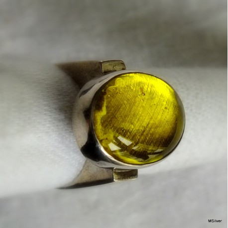 38. Srebrny pierścionek  typu sygnet z żółtym szkłem 