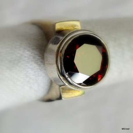 42. Srebrny pierścionek z czerwoną cyrkonią