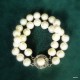 51. Komplet biżuterii z białymi  perłami