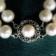 51. Komplet biżuterii z białymi  perłami