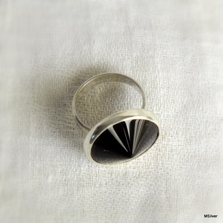 47. Srebrny pierścionek z onyksem