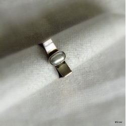 52. Srebrny pierścionek z perłą
