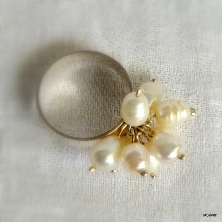 64. Srebrny pierścionek "miotełka"z białymi perłami
