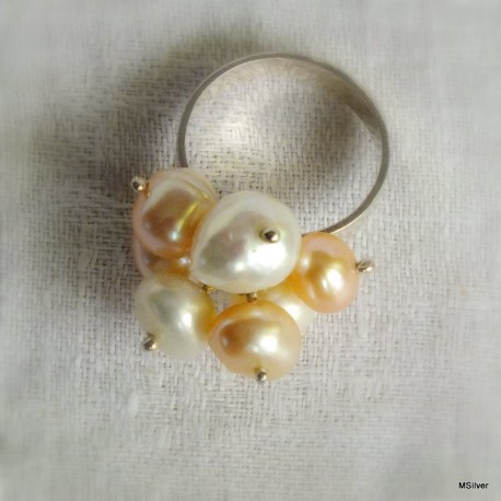 66. Srebrny pierścionek "miotełka"z perłami