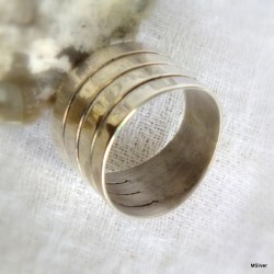 105. Srebrny pierścionek 