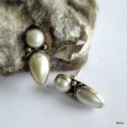 41. Kolczyki srebrne z białymi perłami