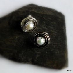 26. Kolczyki srebrne z perłą