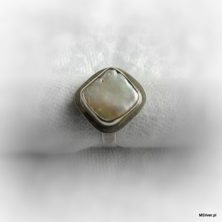 121. Srebrny pierścionek z perłą