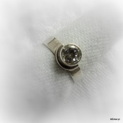 126. Srebrny pierścionek z cyrkonią
