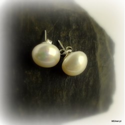 236. Kolczyki srebrne z białą perłą