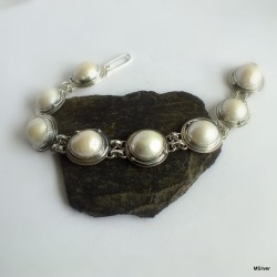 25. Bransoletka z okrągłymi perłami