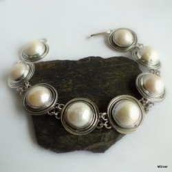 135. Bransoletka z okrągłymi perłami