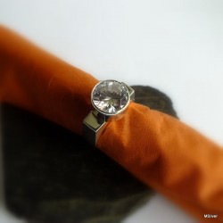 130. Srebrny pierścionek - sygnet z białą cyrkonią