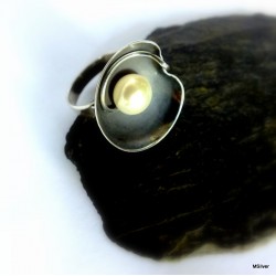 131. Srebrny pierścionek z perłą