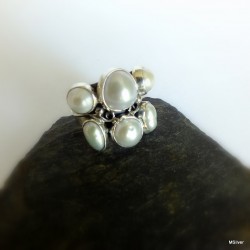 136. Srebrny pierścionek z perłami 