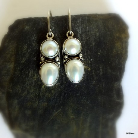 252. Kolczyki srebrne z białymi perłami