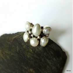159. Srebrny pierścionek z perłami 
