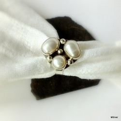 161. Srebrny pierścionek z perłami
