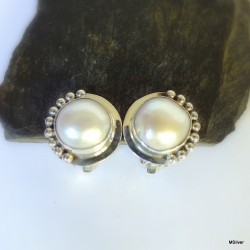 69. Klipsy srebrne z białymi perłami