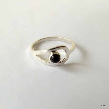 120. Srebrny pierścionek z onyksem
