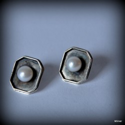 31. Kolczyki srebrne z białą perłą