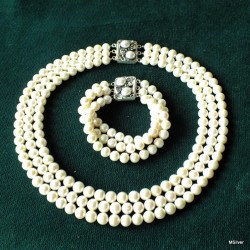 59. Komplet biżuterii z białymi  perłami