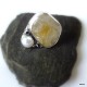 133. Srebrny pierścionek z cytrynem i perłą