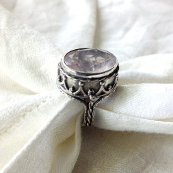 205. Srebrny pierścionek ,,królewski" z różowym kwarcem