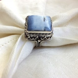 207. Srebrny pierścionek ,,królewski" z niebieskim opalem