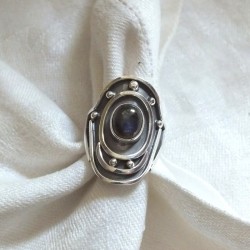 210. Srebrny pierścionek w stylu gotyckim z labradorytem