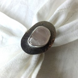 218. Srebrny pierścionek z kwarcem różowym