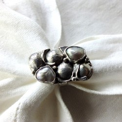225. Srebrny pierścionek z szarymi perłami