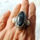 231. Srebrny pierścionek z kyanitem i perłami