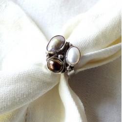 233. Srebrny pierścionek z perłami