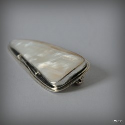 24. Srebrna broszka z białą masą perłową