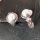73. Klipsy srebrne z białą perłą