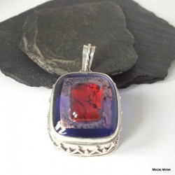 414. Srebrny wisior ,,królewski "ze szkłem