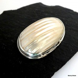 21. Srebrna broszka z muszlą - turban