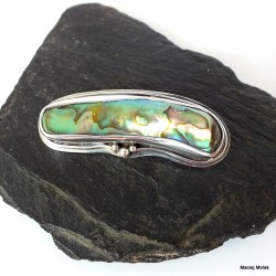 51. Srebrna broszka z zielona masą perłową.