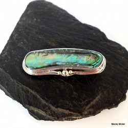 7. Srebrna broszka z zielonej masy perłowej