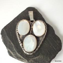 44. Srebrny wisiorek w kształcie serca z masą perłową 